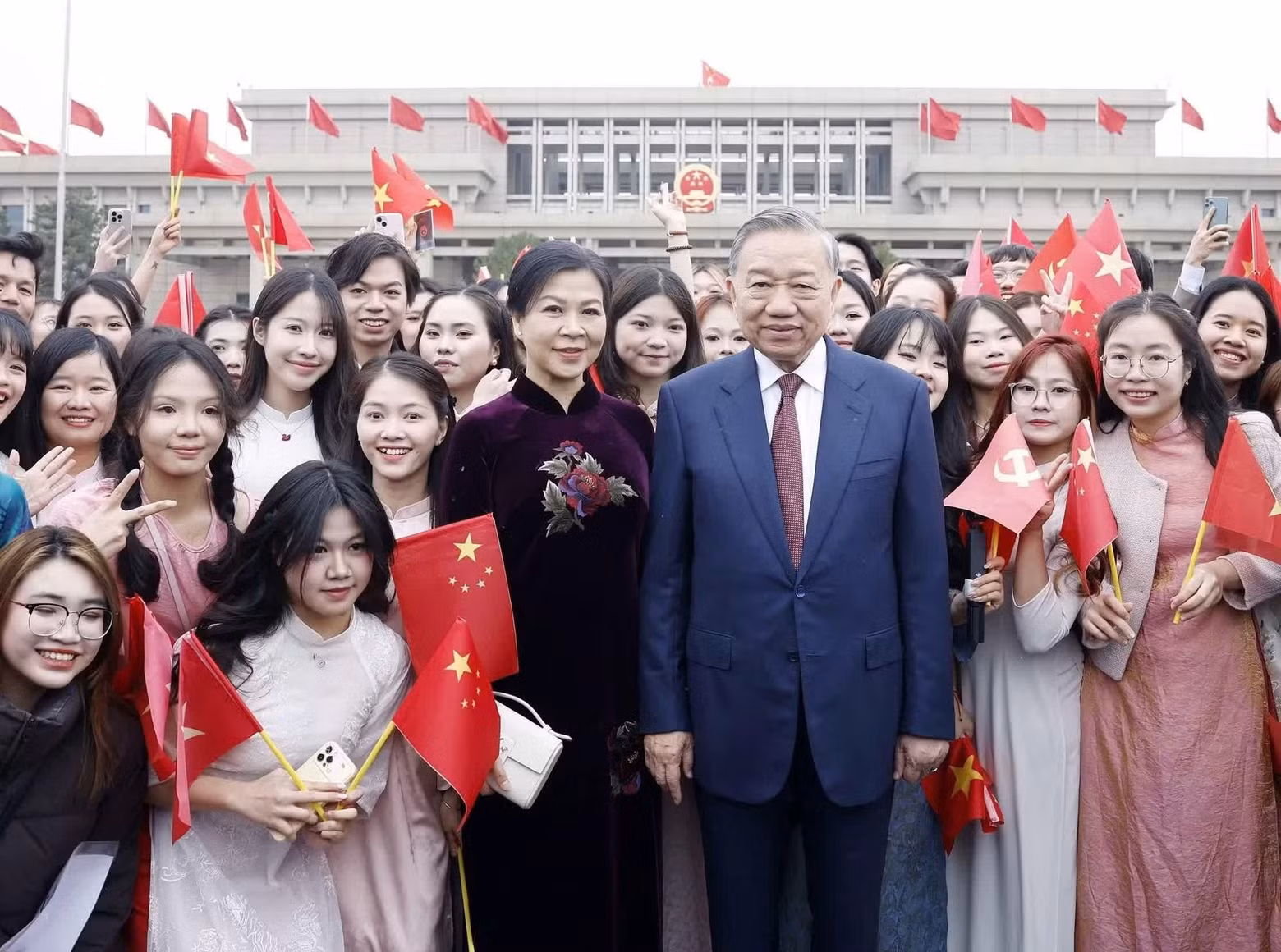 Representatives of the Vietnamese community and students in China welcome General Secretary and President To Lam and his spouse at Beijing Capital International Airport. (Photo: VNA)