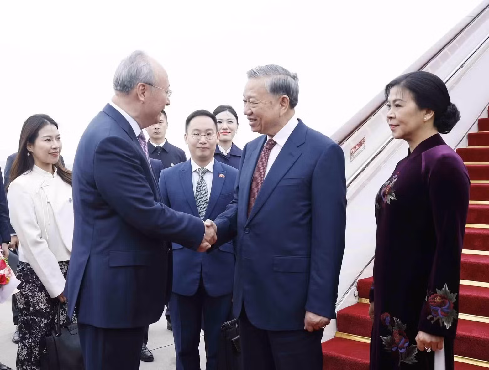 Welcome ceremony for General Secretary and President To Lam and his spouse at Beijing Capital International Airport. (Photo: VNA)
