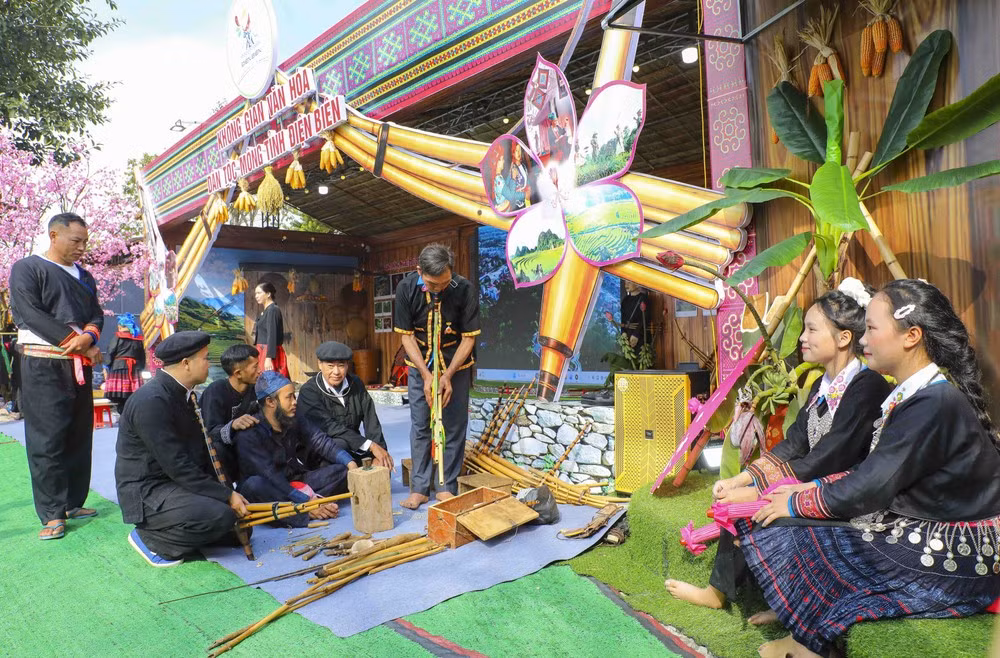 The Mong cultural space bursts with colour at the festival. (Photo: VNA)