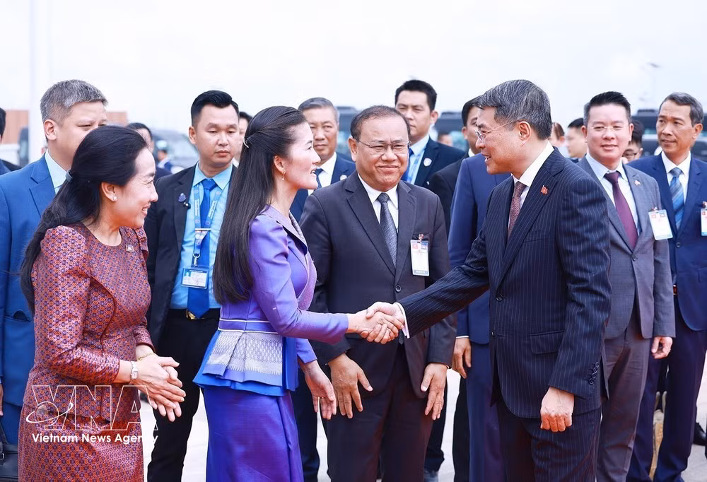 Prime Minister Le Minh Hung bids farewell to Cambodian officials before departing Phnom Penh at noon October 10. (Photo: VNA)