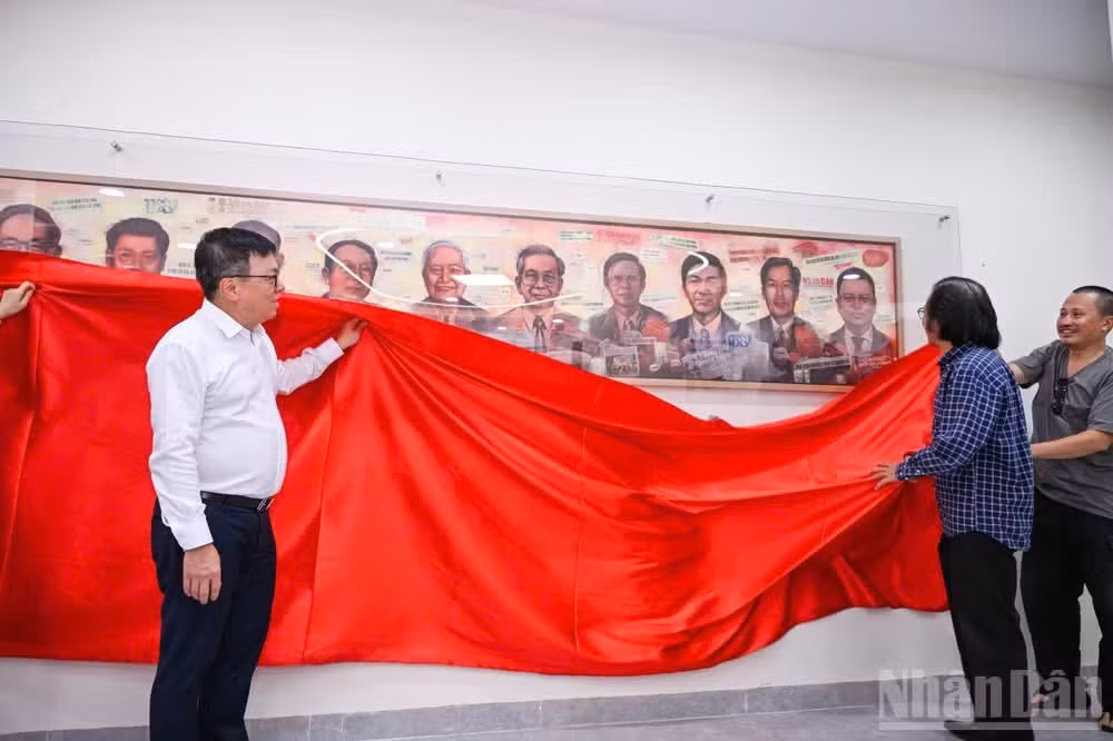 A special painting depicting the Editors-in-Chief of Nhan Dan Newspaper throughout different periods.