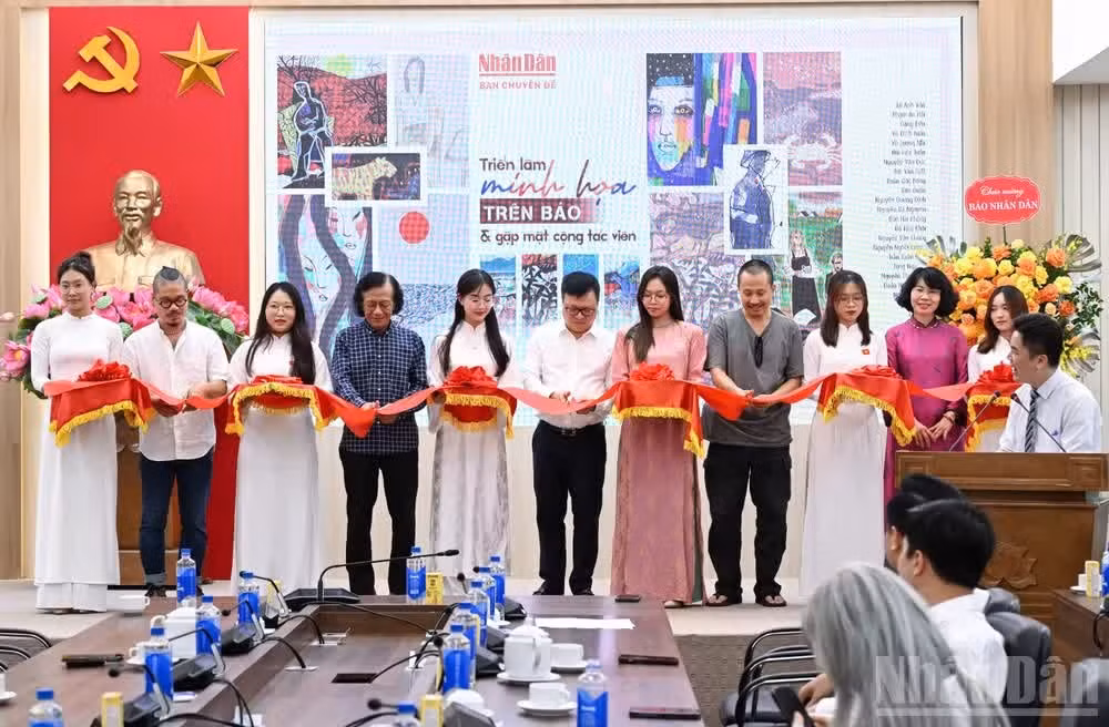 Delegates cut the ribbon to officially open the exhibition.