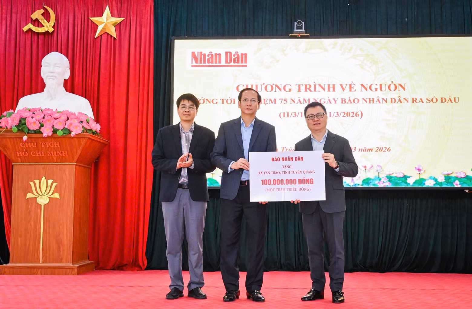Nhan Dan Newspaper’s Editor-in-Chief Le Quoc Minh presents funding from Nhan Dan Newspaper to support Tan Trao Commune in implementing social welfare programmes. (Photo: THANH DAT)