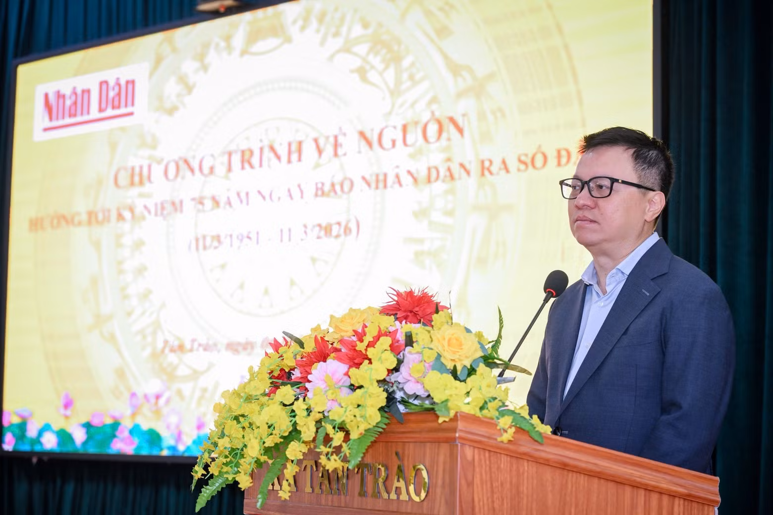 Nhan Dan Newspaper’s Editor-in-Chief Le Quoc Minh speaks at the gift-giving and health check-up programme in Tan Trao Commune. (Photo: THANH DAT)