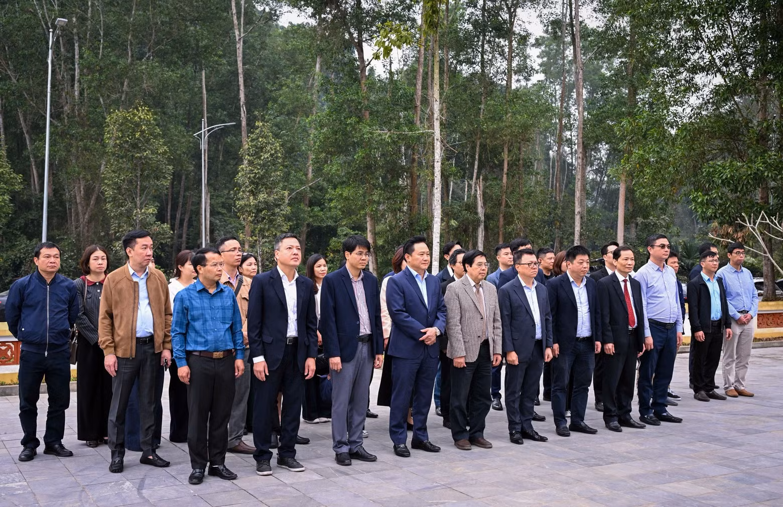 The delegation’s members laid flowers at the memorial stele dedicated to Nhan Dan Newspaper in Khuon Dien Hamlet. (Photo: THANH DAT)