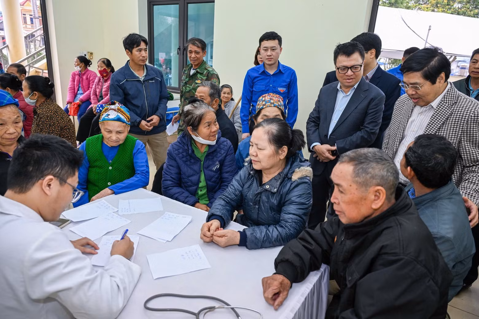 A medical team from the Ha Noi Young Physicians Association provides medical examinations, health consultations, and free medicine to 500 residents of Tan Trao Commune. (Photo: THANH DAT)