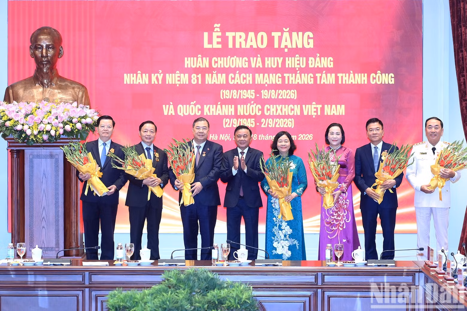 Politburo member and Permanent Member of the Party Central Committee’s Secretariat Tran Cam Tu presents 35-year Party membership badges to delegates.