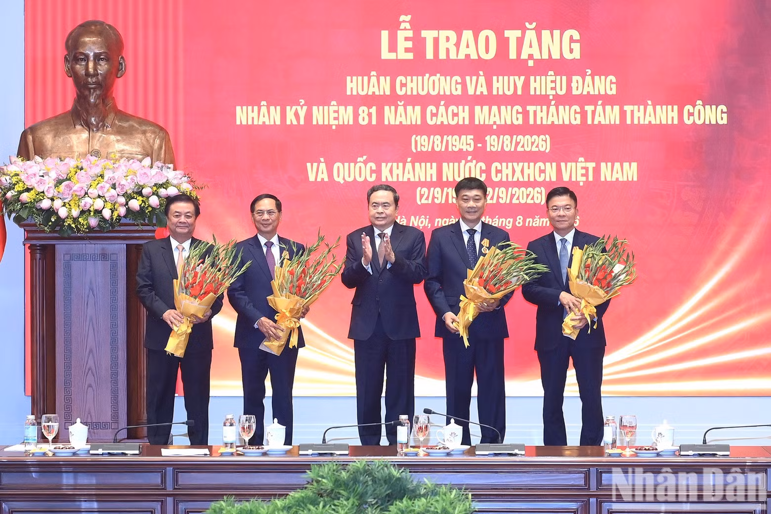 National Assembly Chairman Tran Thanh Man presents the Second-Class Independence Order to former Party and State leaders.