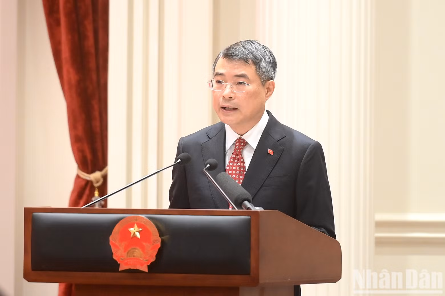 Prime Minister Le Minh Hung speaks at the meeting.
