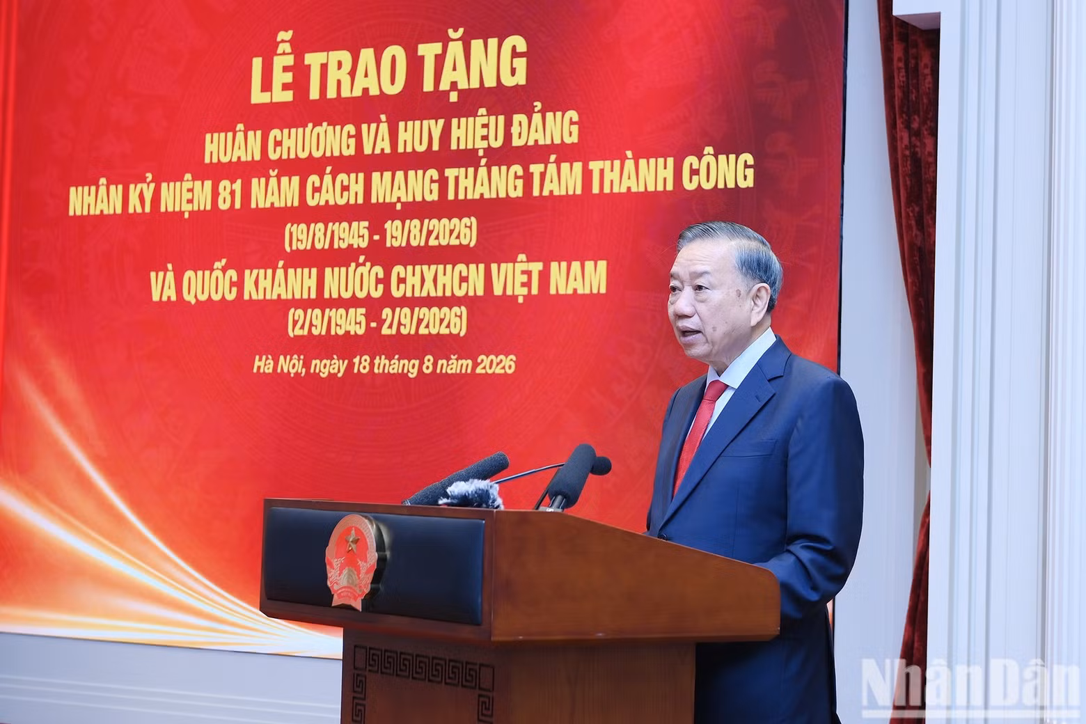 Party General Secretary and State President To Lam delivers remarks at the meeting.
