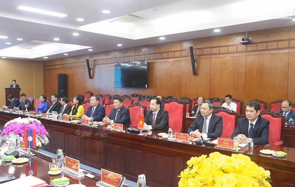 Leaders of Son La Province and members of the Standing Board of the Son La Provincial Party Committee attend the decoration ceremony. (Photo: QUOC TUAN)