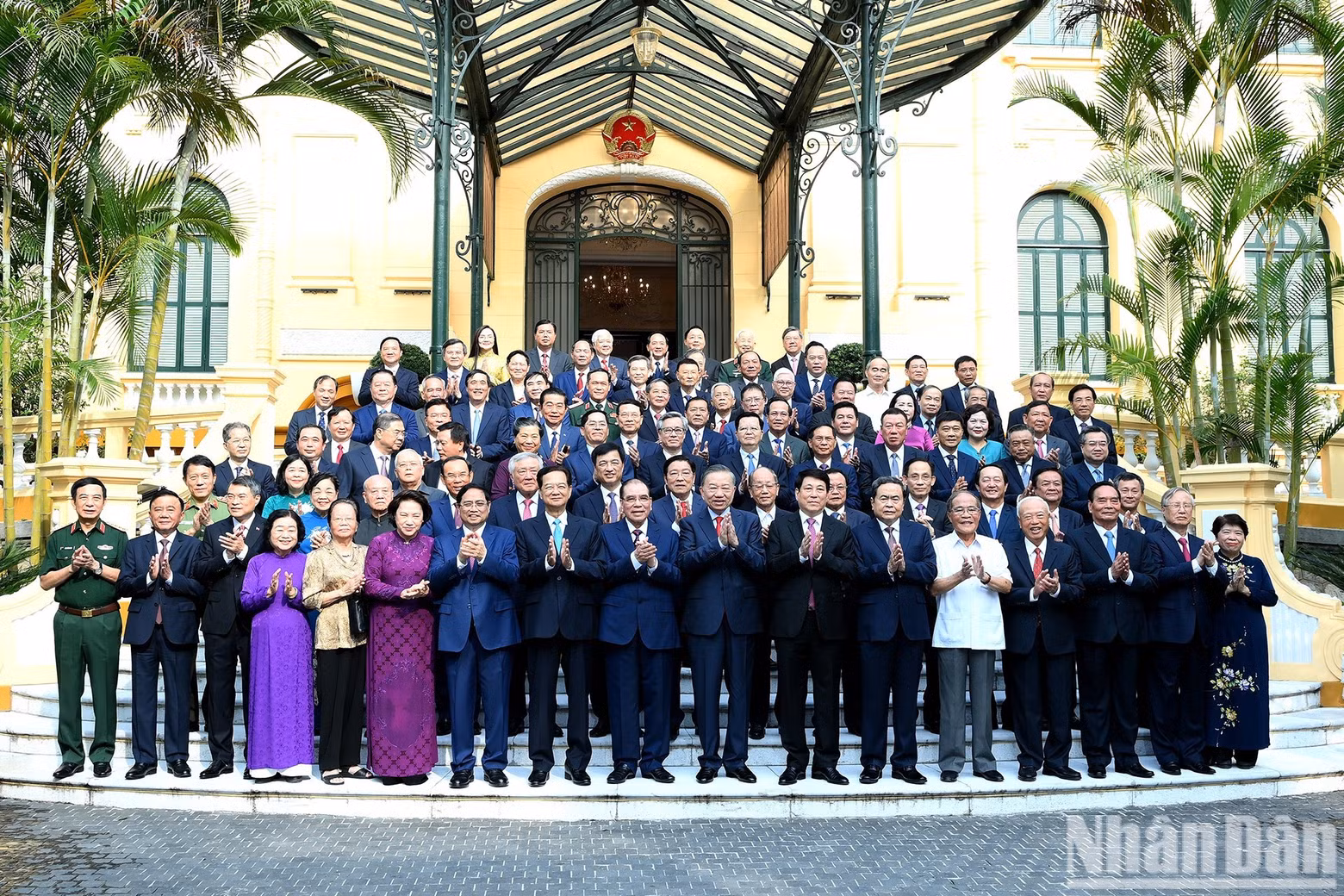 Party General Secretary and State President To Lam, incumbent and former Party and State leaders, and other delegates attend the meeting.