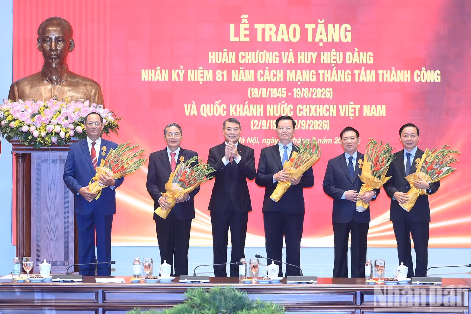 Prime Minister Le Minh Hung presents the First-Class Independence Order to former Party and State leaders.
