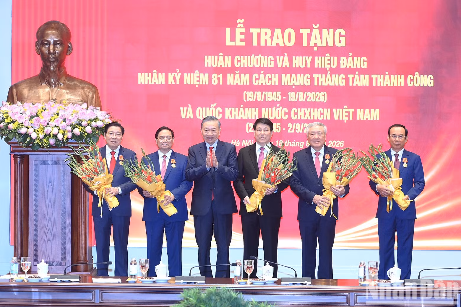 Party General Secretary and State President To Lam presents the Ho Chi Minh Order to former Party and State leaders.