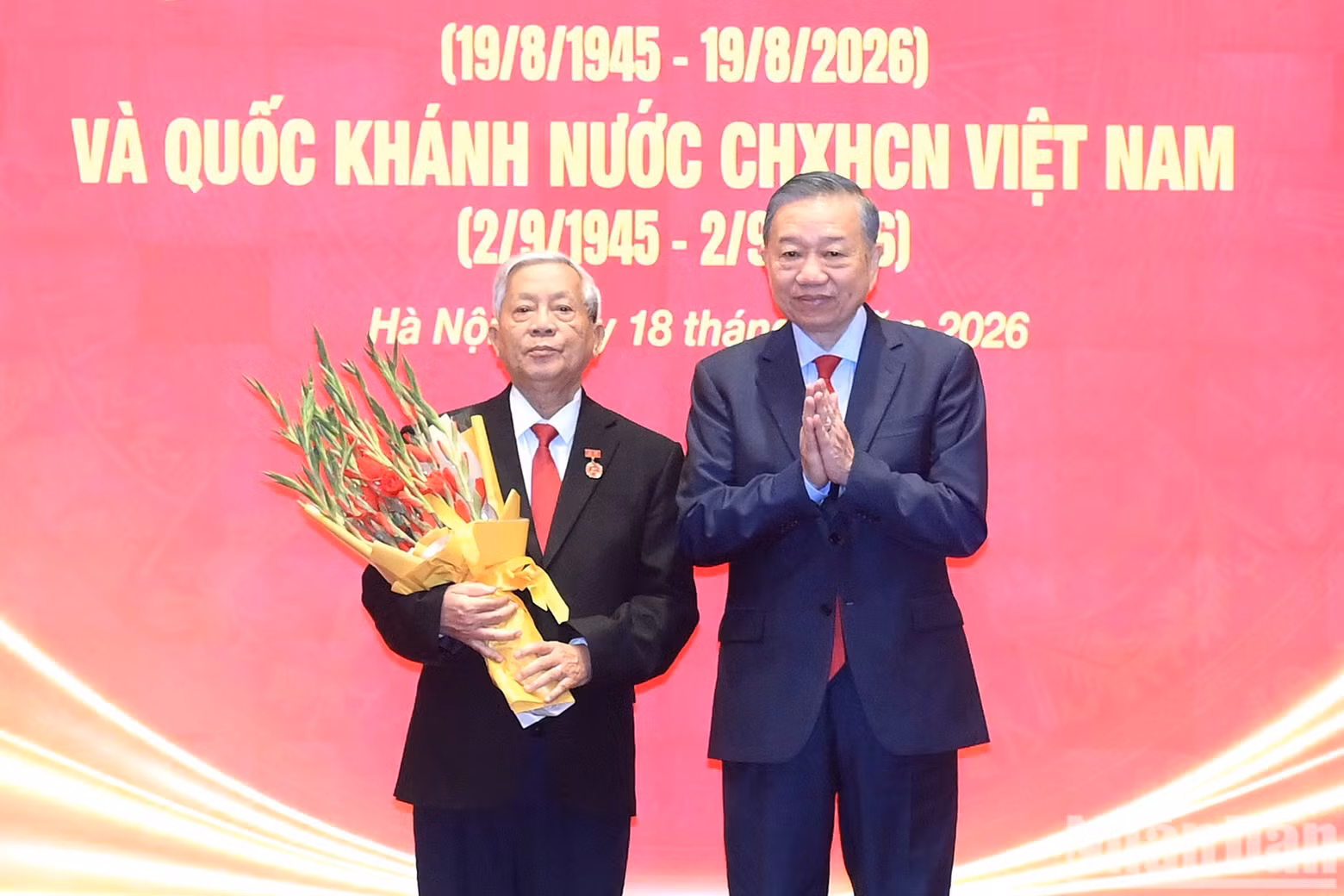 Party General Secretary and State President To Lam presents the 60-year Party membership badge to Nguyen Khoa Diem, former Politburo member, former Secretary of the Party Central Committee and former Head of the Party Central Committee’s Commission for Ideology and Culture.
