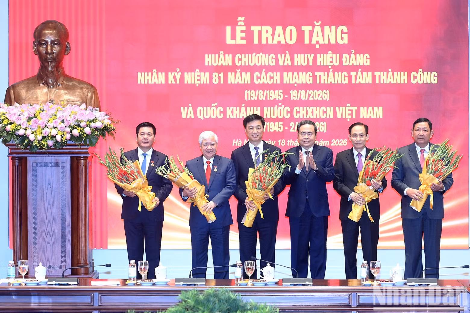 National Assembly Chairman Tran Thanh Man presents 40-year Party membership badges to Party and State leaders.