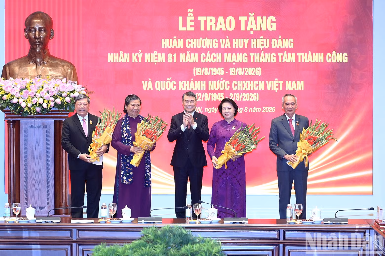 Prime Minister Le Minh Hung presents 45-year Party membership badges to Party and State leaders.