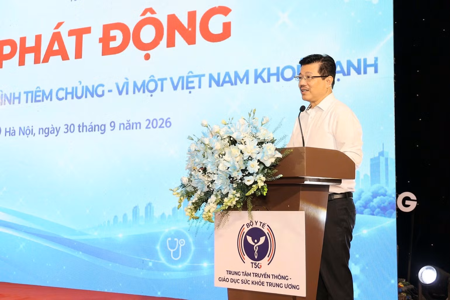 Vu Manh Cuong, Director of the Central Centre for Health Communication and Education and head of the Organising Committee, speaks at the event.