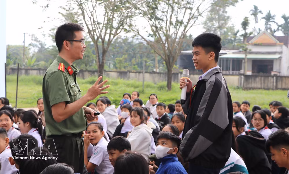 The “Not Alone” campaign is becoming an effective “shield”, helping thousands of students in Quang Ngai protect themselves against hi-tech crime (Photo: VNA)