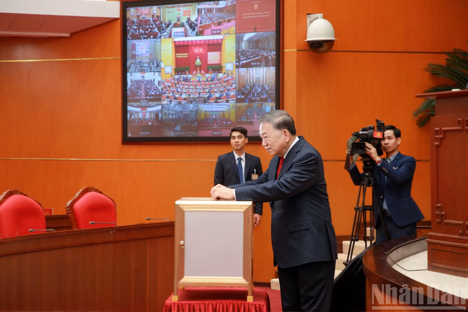 Party General Secretary To Lam makes a donation in support of disaster-stricken communities.
