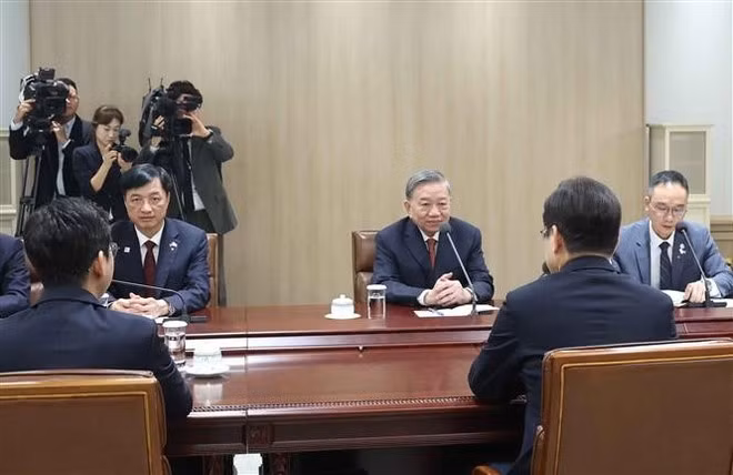 Party General Secretary To Lam (C) at the talks (Photo: VNA)