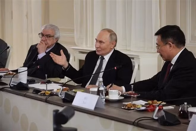 Russian President Vladimir Putin answers questions from heads of news agencies from the Organisation of Asia-Pacific News Agencies (OANA) at the meeting (Photo: VNA)