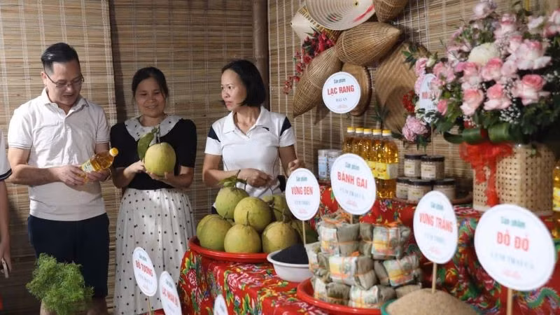 A wide range of Yen The's OCOP products are showcased at the festival.
