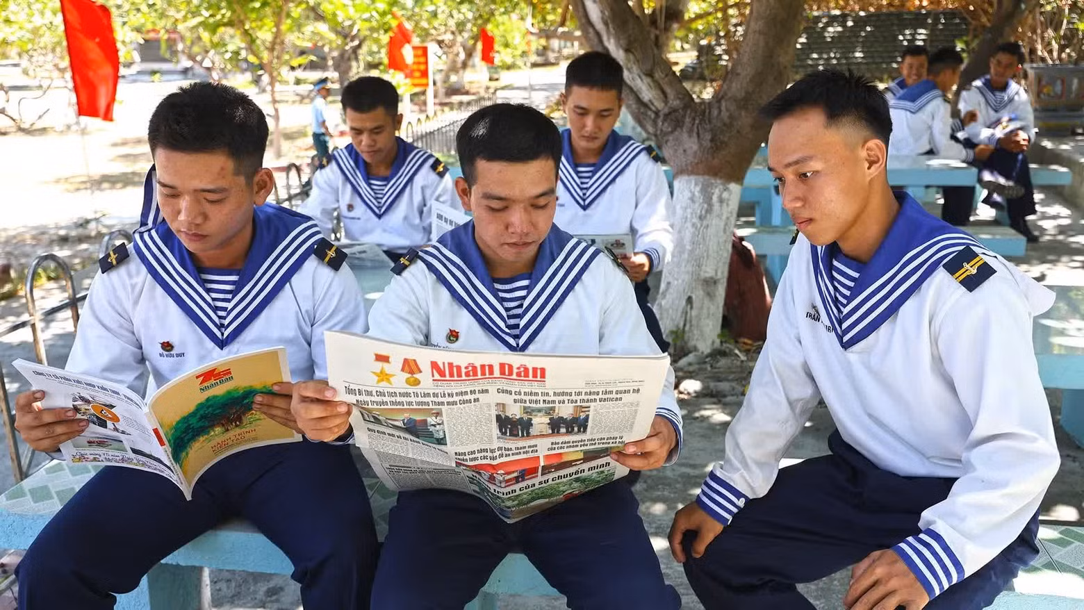 Nhan Dan Newspaper’s publications presented to soldiers on Song Tu Tay Island.