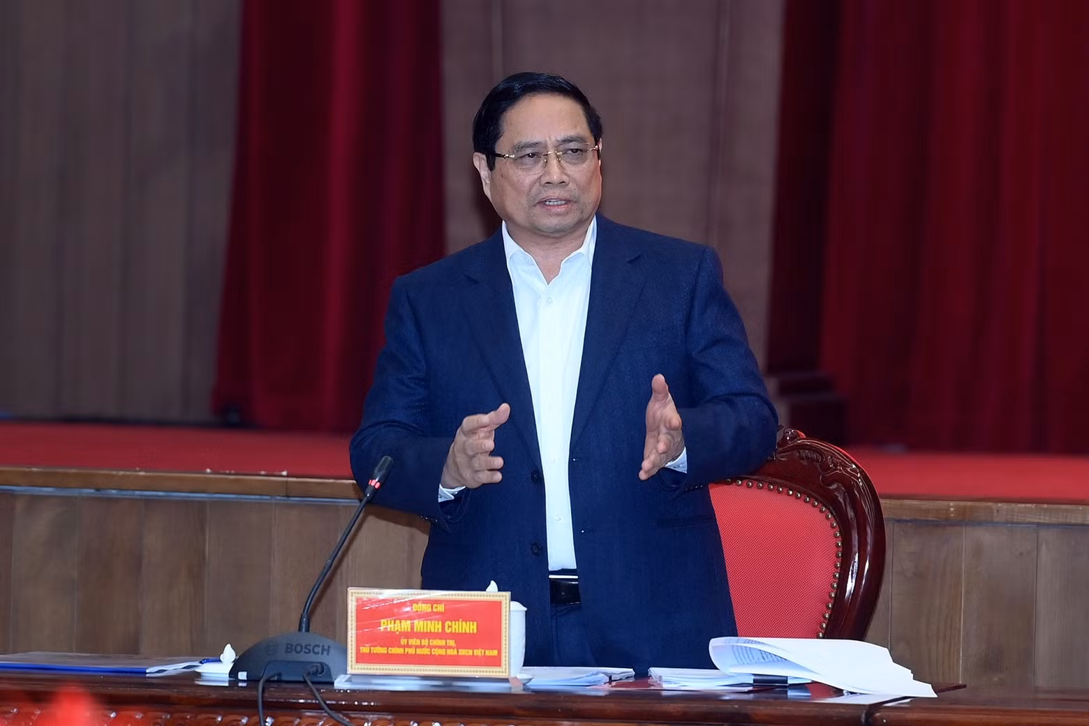 Prime Minister Pham Minh Chinh addresses the working session.