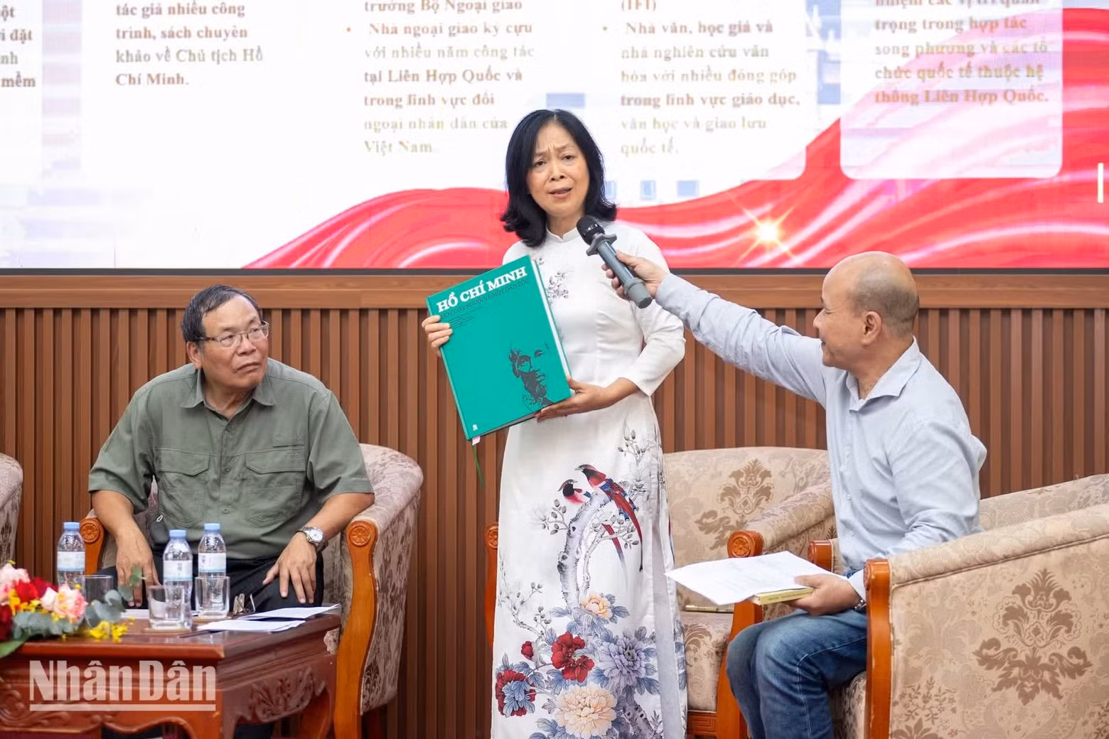 Ambassador Nguyen Thi Bich Hue speaks about a comic book on President Ho Chi Minh published in Italy during the 1960s.