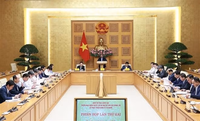 Prime Minister Pham Minh Chinh chairs the second meeting of the national steering committee for implementing the Politburo’s Resolution No. 68/NQ/TW on the private sector development on November 1. (Photo: VNA)