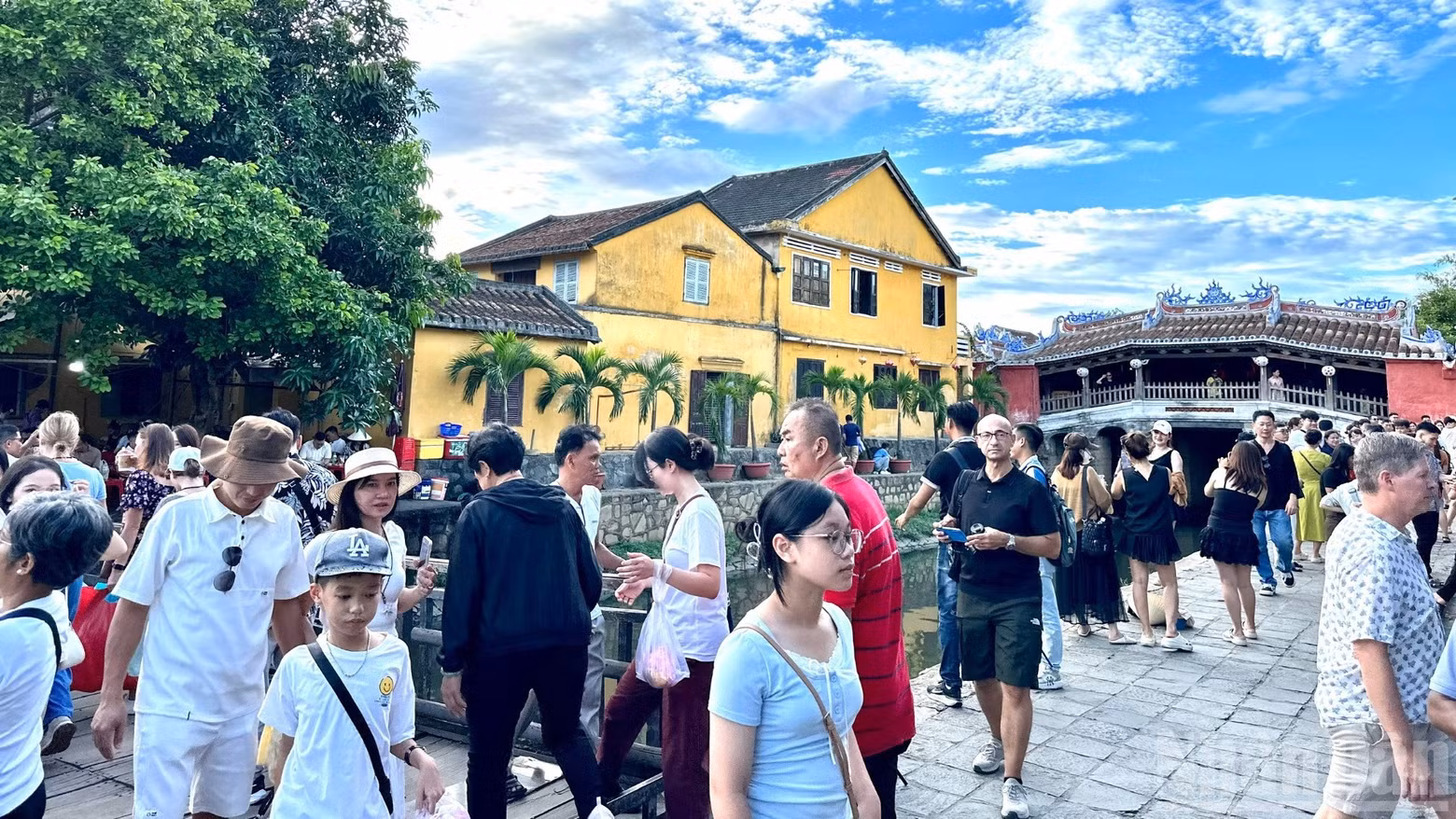 Visitors to Hoi An. (Photo: ANH DAO)