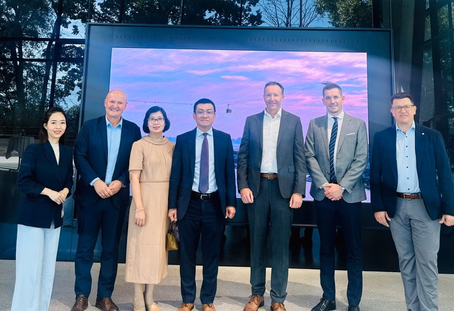 Vietnamese Ambassador to Austria Vu Le Thai Hoang meets executives of Doppelmayr.