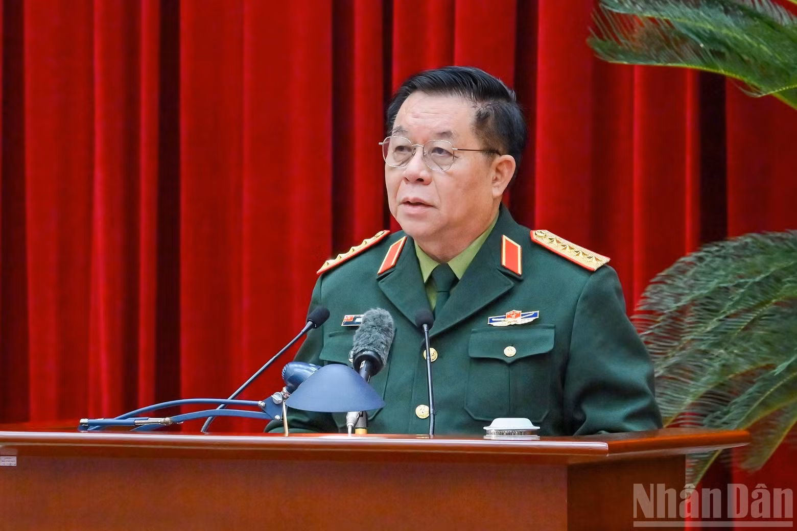 Chairman of the General Department of Politics of the Viet Nam People’s Army Nguyen Trong Nghia delivers a presentation at the conference.