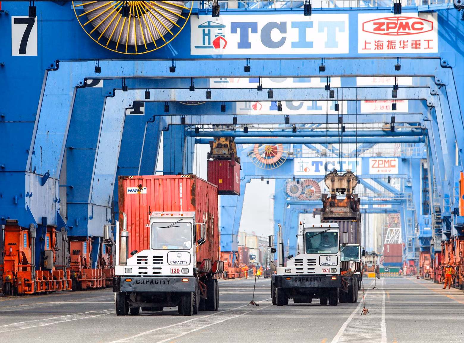 Better tapping the potential of service exports, particularly logistics and transport, could generate additional foreign currency earnings. (Photo: ANH QUAN)