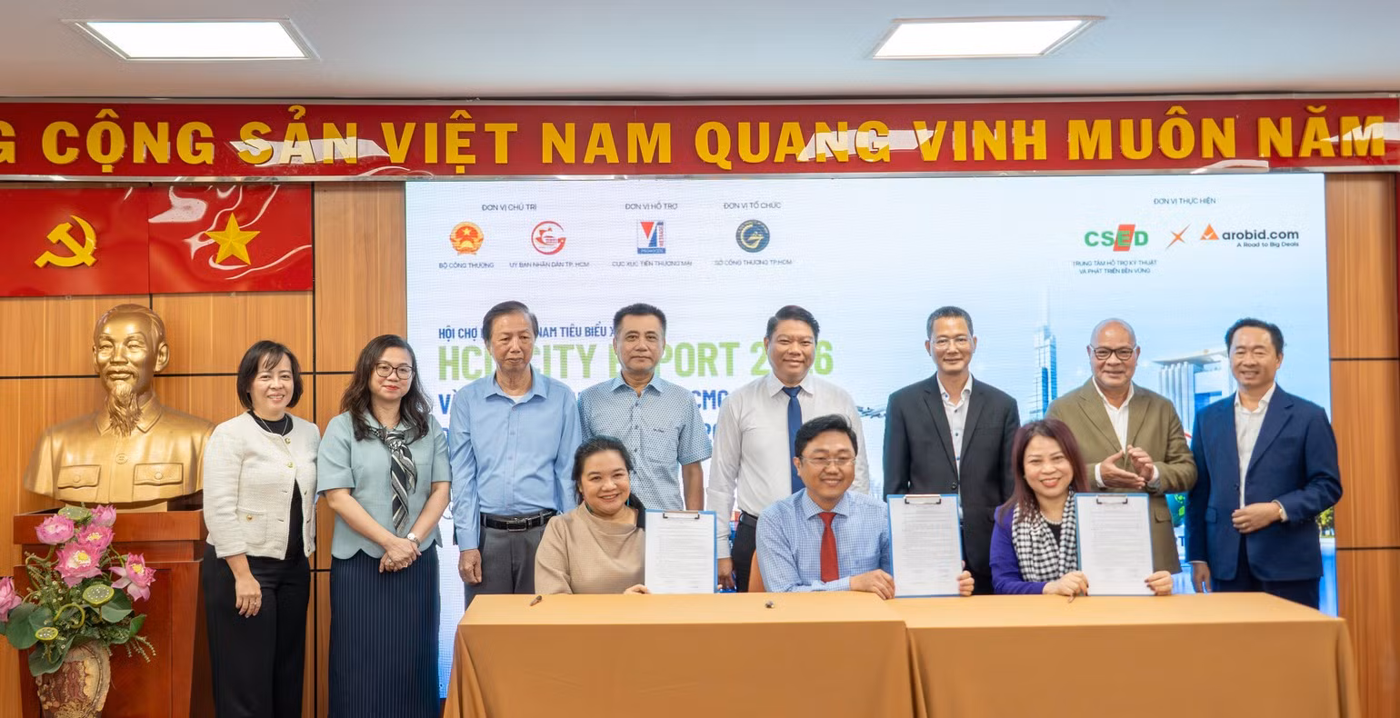 Representatives of the municipal Department of Industry and Trade and participating organisations sign a memorandum of understanding on coordination in implementing the digital expo platform. (Photo: Organising Committee)