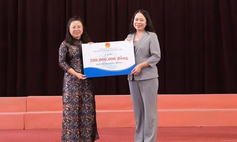 On behalf of the province’s education sector, Hoang Tuyet Ban, Director of the Dien Bien Provincial Department of Education and Training, received the 200 million VND scholarship for disadvantaged students from Vice President Vo Thi Anh Xuan.