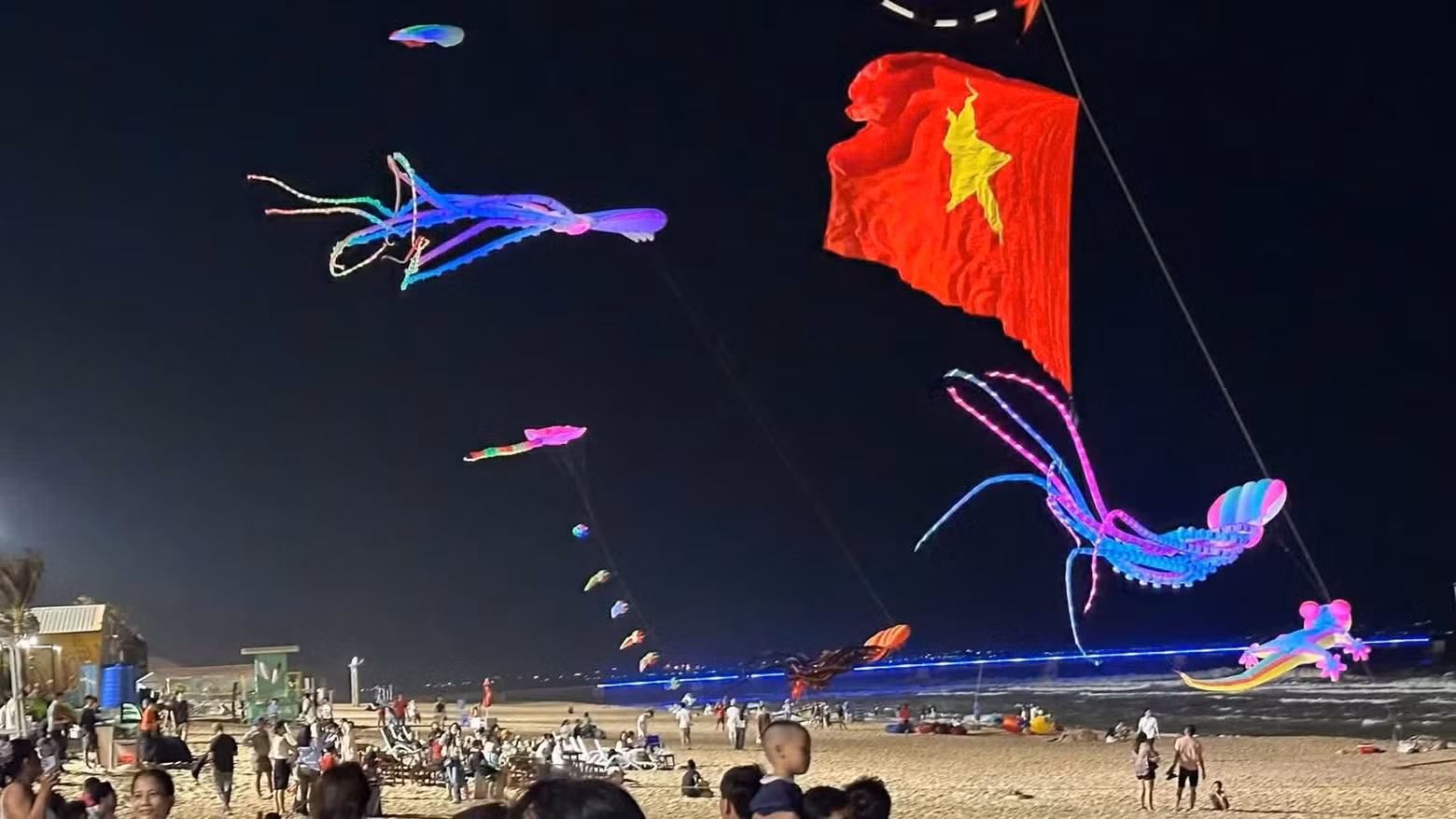 The festival also features skilled kite artisans performing simultaneously with up to five sport kites, along with live band performances, DJs, BBQ areas, fireworks along the coastline, and numerous check-in spots.