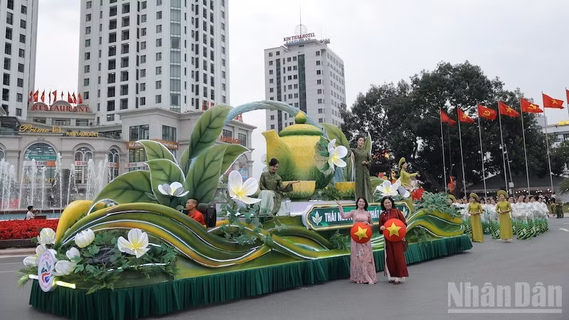 Artists combine visual and performing arts to promote the tea culture of Thai Nguyen Province.