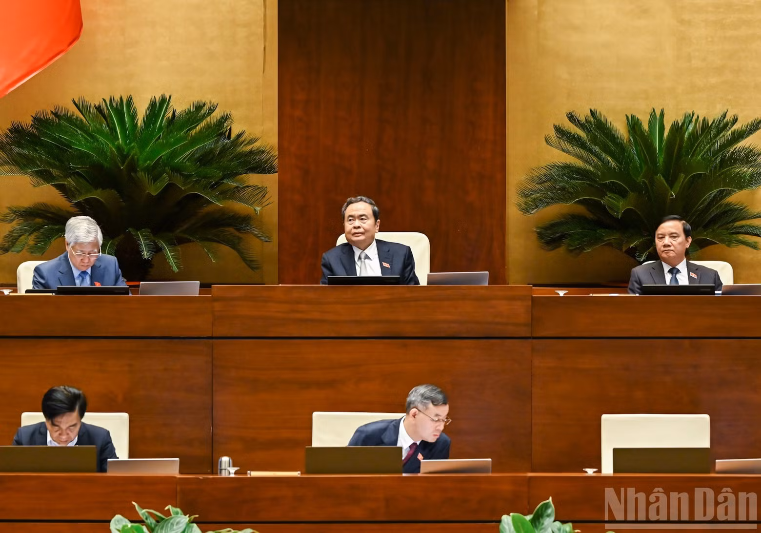 NA President Tran Thanh Man and NA Vice Presidents attend the discussion on the implementation of the socio-economic development plan. (Photo: DUY LINH)