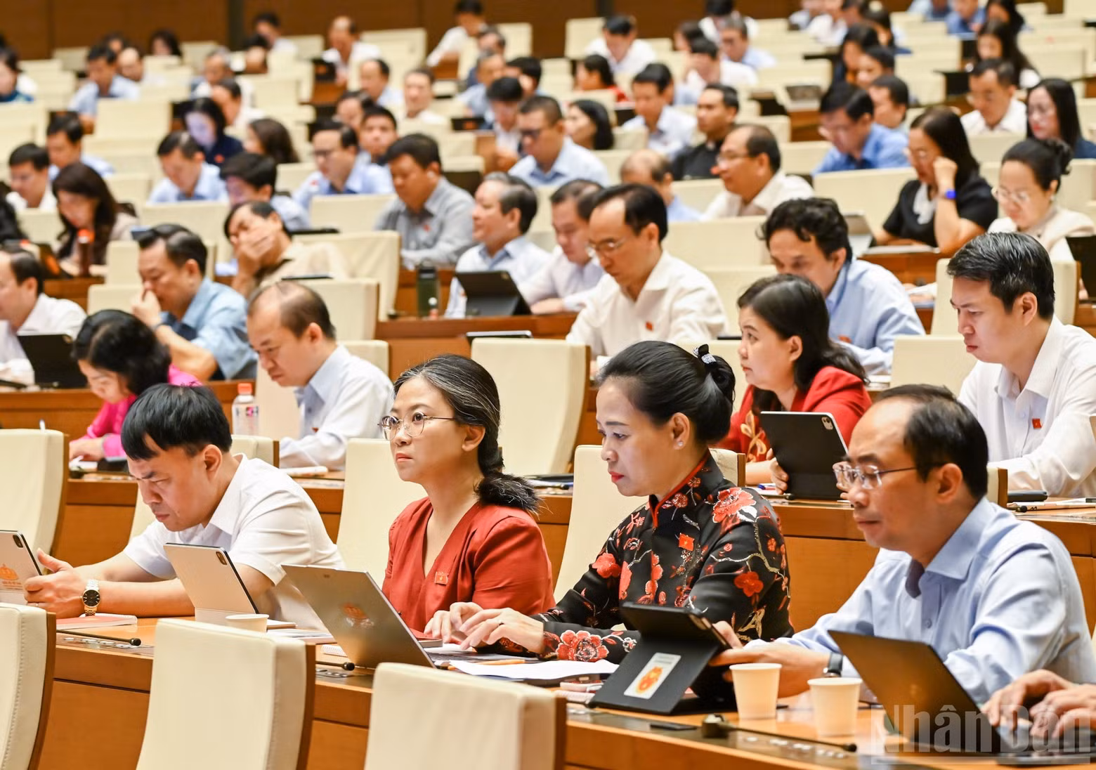 NA deputies attend the discussion on socio-economic development. (Photo: DUY LINH)