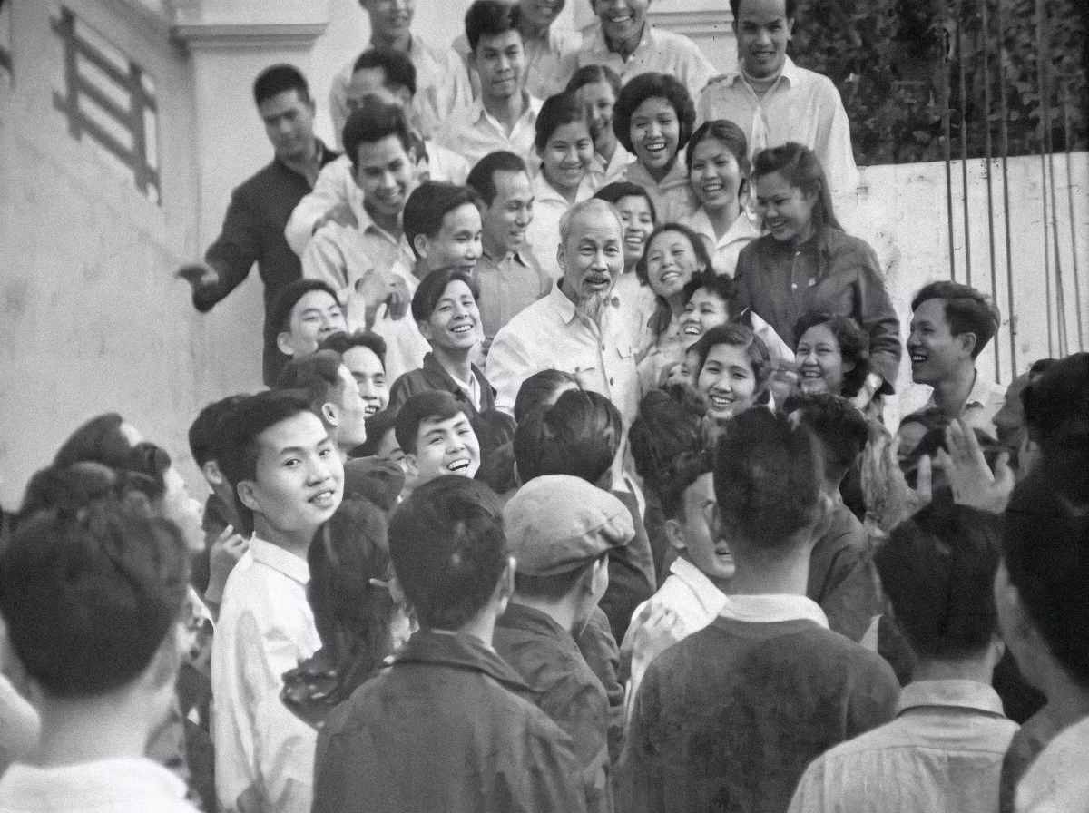 President Ho Chi Minh visits the National Documentary and Scientific Film Studio. (Photo courtesy of the studio)