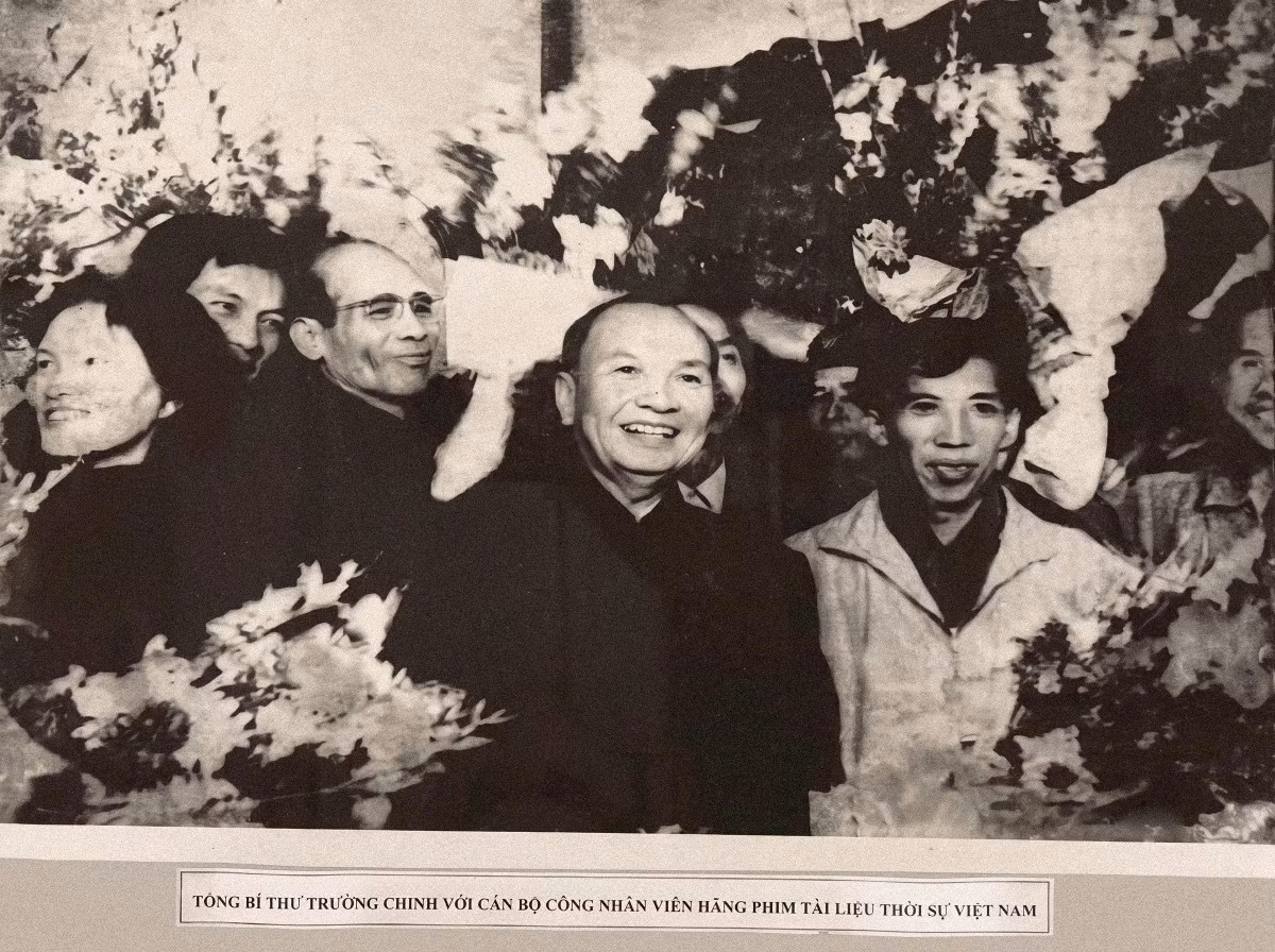 Archival photograph of Party General Secretary Truong Chinh’s visit to the studio. (Photo courtesy of the studio)