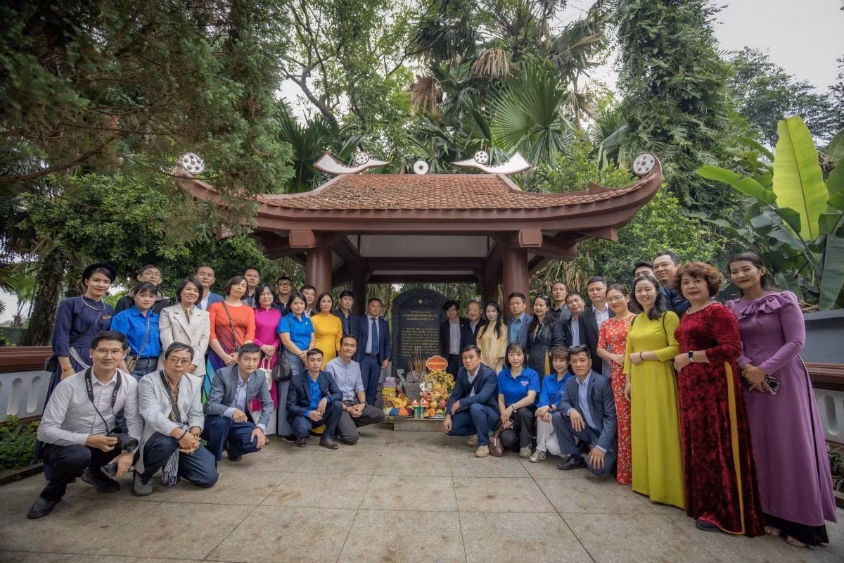 Studio staff take part in a visit to a historical site. (Photo courtesy of the studio)