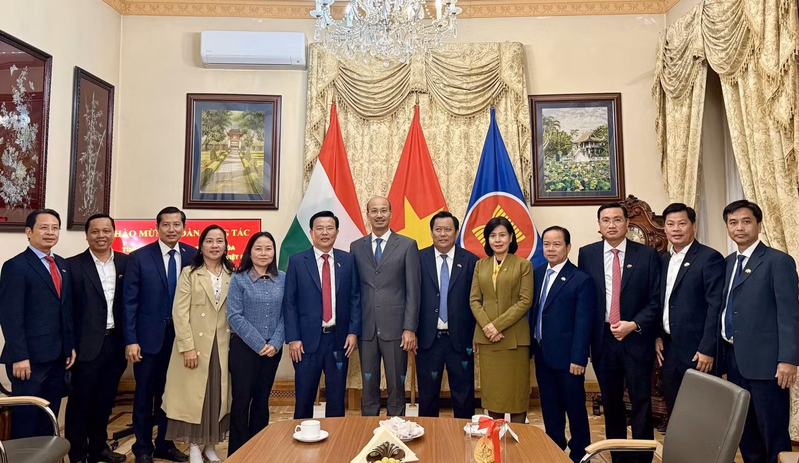 The Tay Ninh provincial delegation meets with representatives of the Vietnamese Embassy in Hungary. (Photo: Courtesy of the Vietnamese Embassy in Hungary)