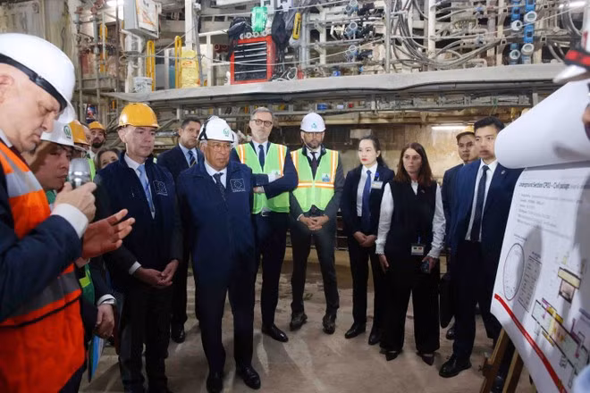 European Council President António Costa (fourth, left) visits the Metro Line 3 project. (Photo: VNA)