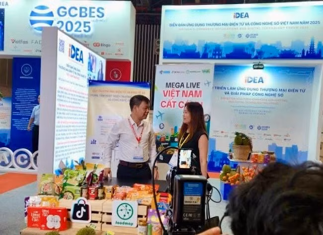 Viet Nam’s e-commerce market is entering a boom phase, shaped by emerging trends such as AI Commerce, Video Commerce, and cross-border e-commerce. (Photo: The Ministry of Industry and Trade)