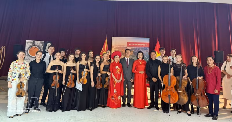 Vietnamese Ambassador to Bulgaria and North Macedonia Nguyen Thi Minh Nguyet (front, sixth from right) poses for a group photo with the orchestra. (Photo: VNA)