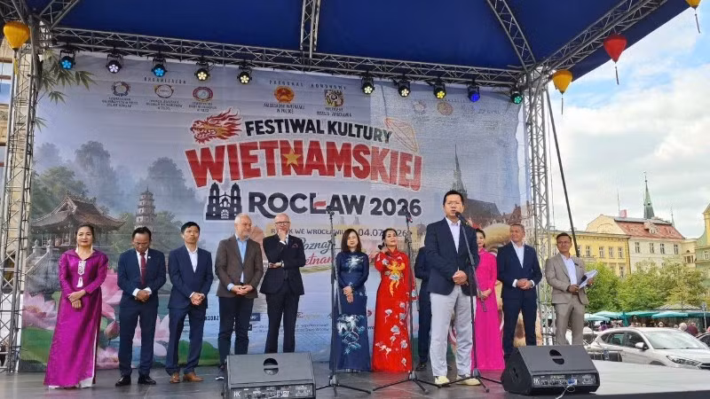 Ambassador Ha Hoang Hai delivers the opening speech at the Viet Nam Cultural Festival in the city of Wroclaw. (Photo: The Embassy of Viet Nam in Poland)