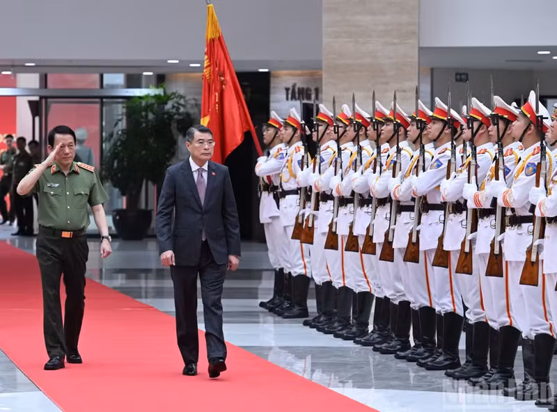 Prime Minister Le Minh Hung (right) attends the conference held by the Ministry of Public Security in Hanoi on July 2, 2026. (Photo: NDO)